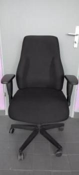 Bürodrehstuhl Office Comfort, Armlehnen 3-dimensional verstellbar, Rückenlehne/Sitz gepolstert schwarz, Fußkreuz Kunststoff schwarz